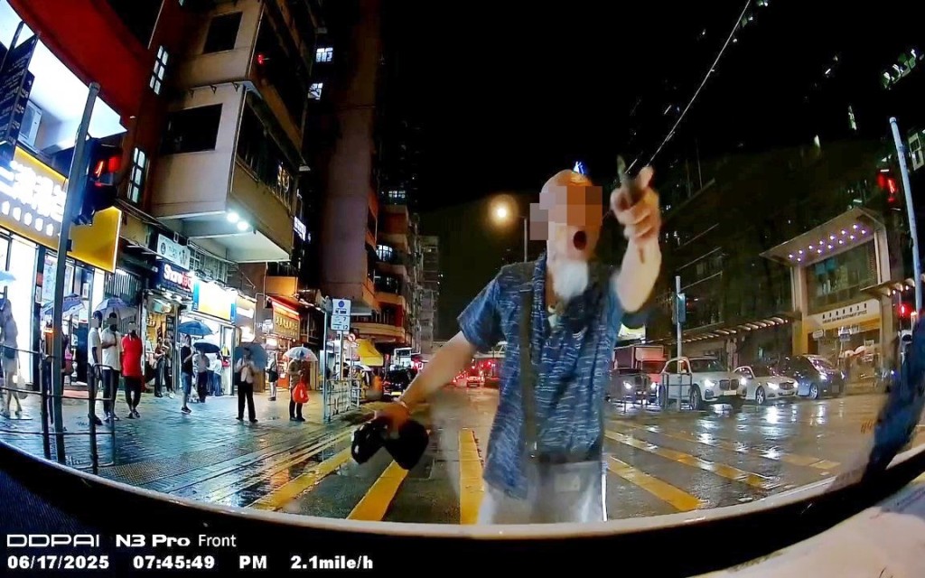 另有網民留意到光頭漢發火前的反應——原 本行往安全島時,卻突然轉身開火,估計有 可能是私家車司機出口在先: fb「車cam L(香港群組)」截圖 另有網民留意到光頭漢發火前的反應——原 本行往安全島時,卻突然轉身開火,估計有 可能是私家車司機出口在先: fb「車cam L(香港群組)」截圖