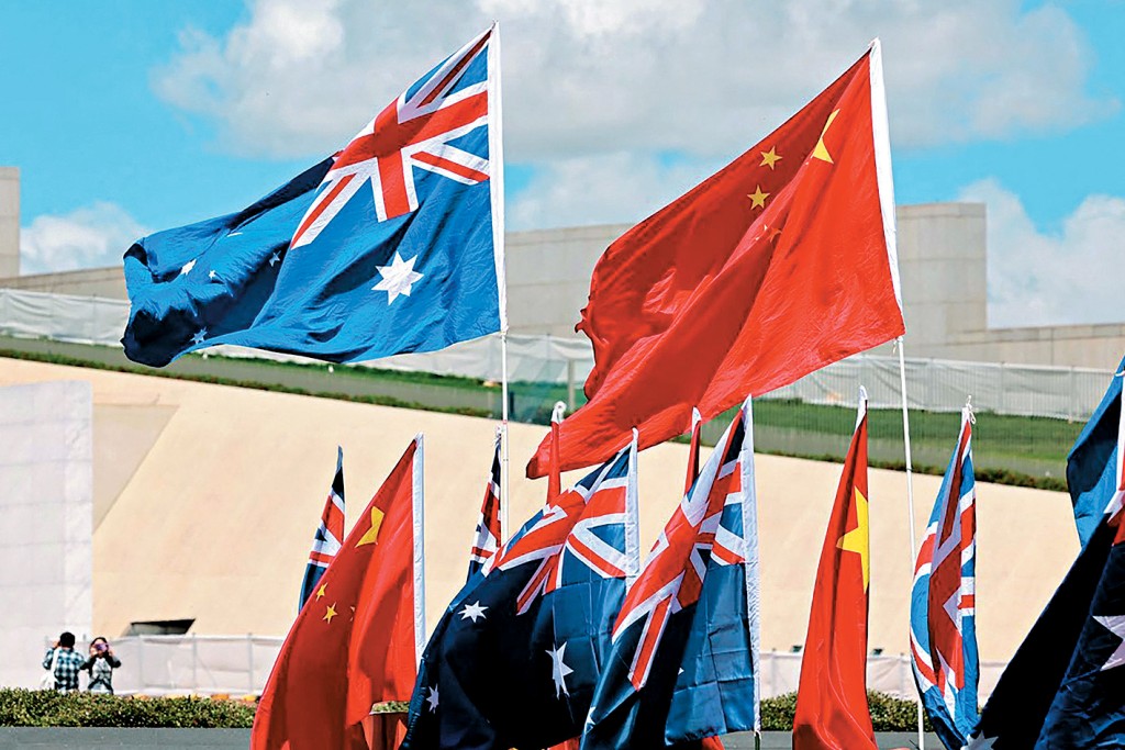 澳洲联邦国会大厦外悬挂澳洲与中国的国旗。