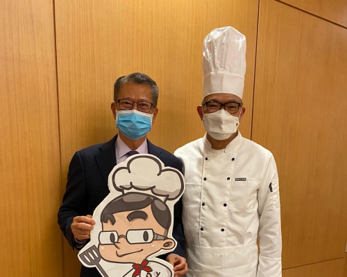 謝偉俊走入熱廚房，炮製左九道新春意頭菜畀財爺陳茂波。(謝偉俊fb圖片)