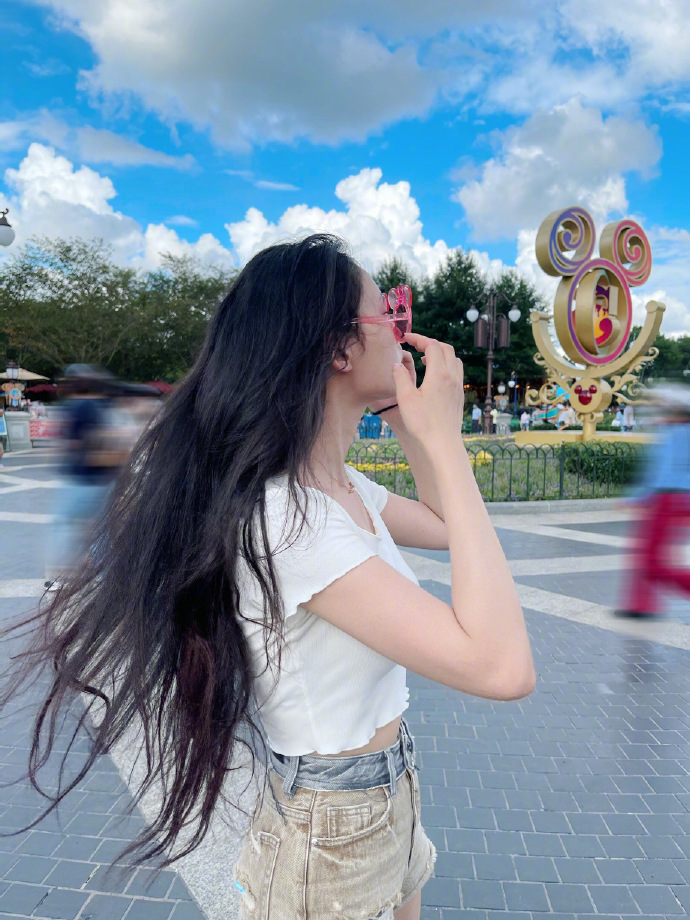 長到腰間的頭髮似乎有點亂。