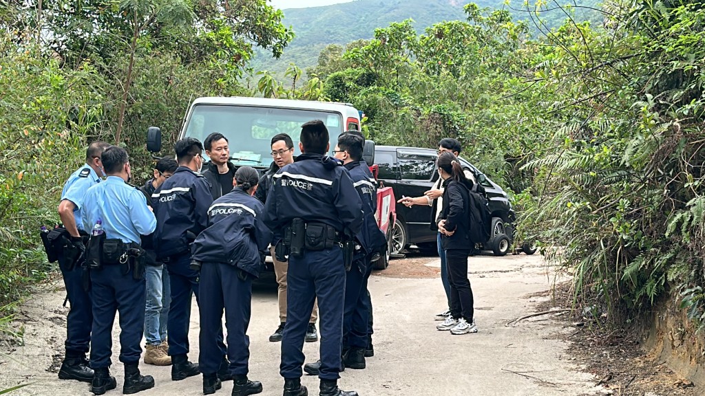 警方派出十多名机动部队人员到场进行地毡式搜索。(刘汉权摄)