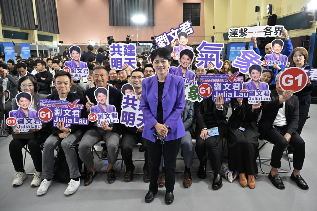 劉文君與支持者。 劉文君與支持者。