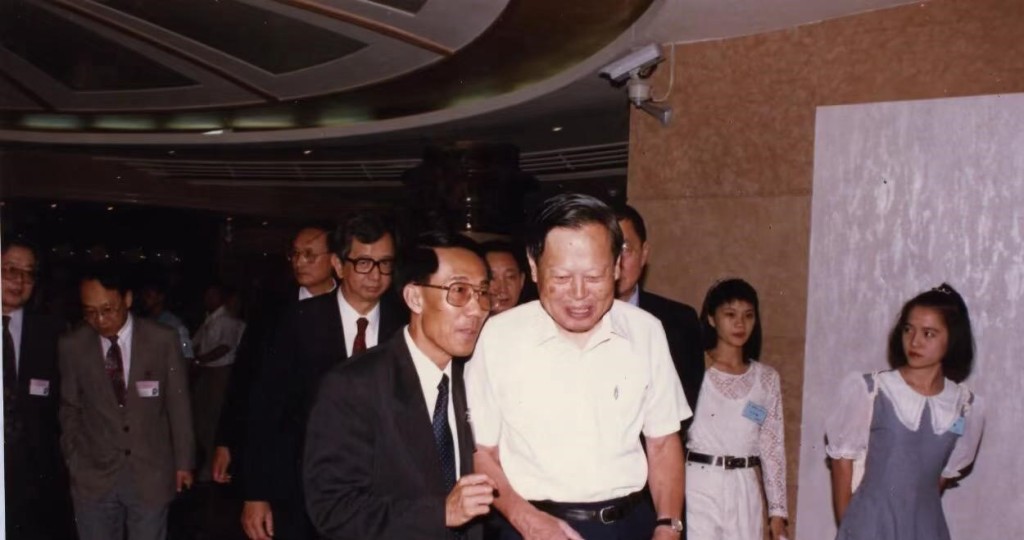 1995年,楊振寧(右三)邂逅翁帆(右一)。 1995年,楊振寧(右三)邂逅翁帆(右一)。