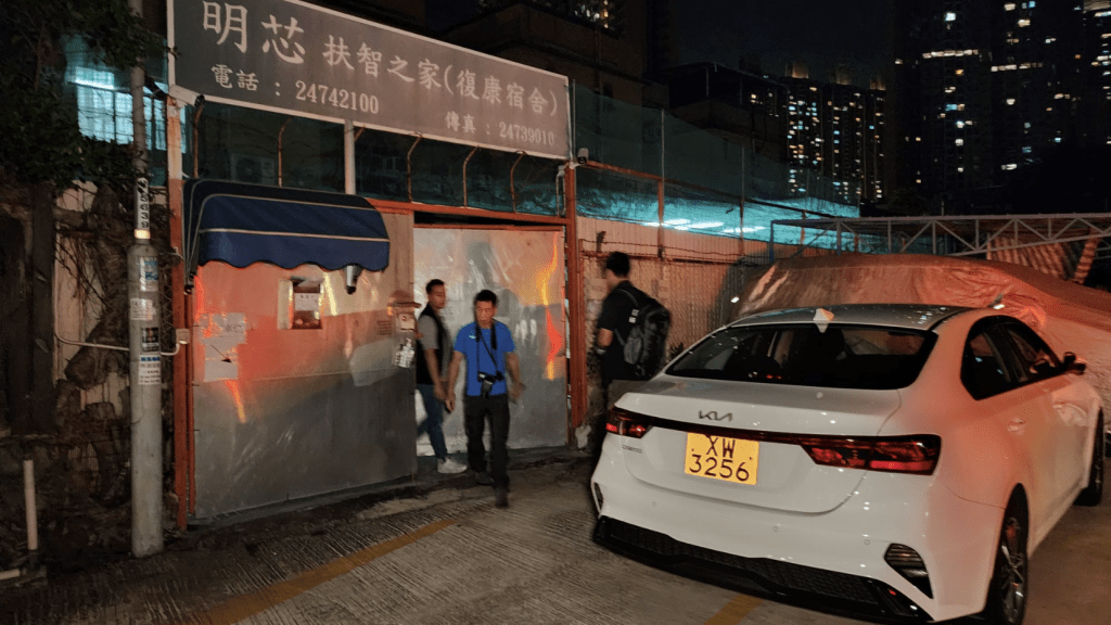 深夜時份,有便裝警員與鑑證科人員到場,進入院舍之內進行搜證及調查。黎志偉攝 深夜時份,有便裝警員與鑑證科人員到場,進入院舍之內進行搜證及調查。黎志偉攝