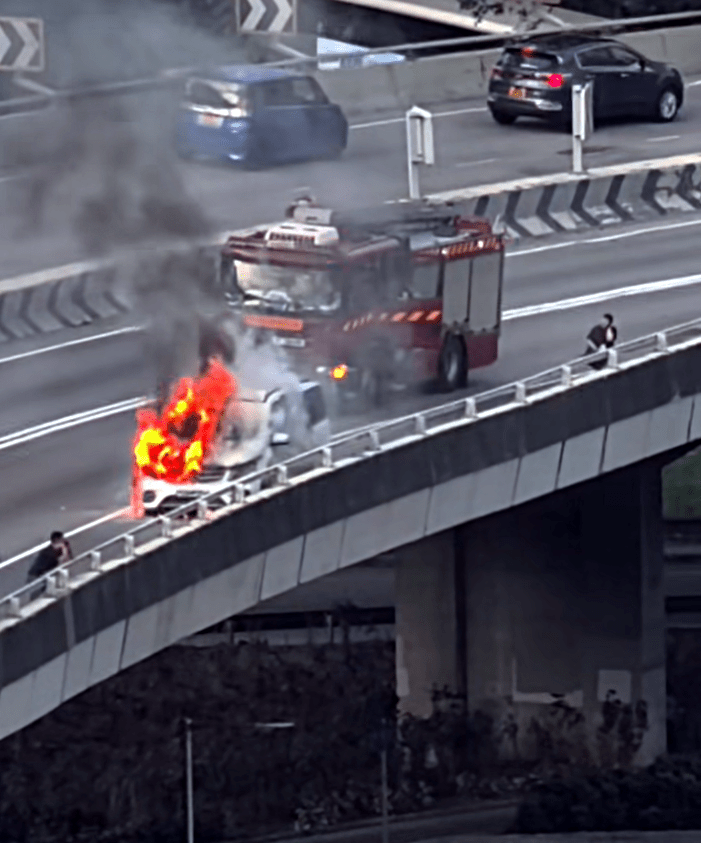 私家車陷入火海。fb：屯門公路塞車關注組