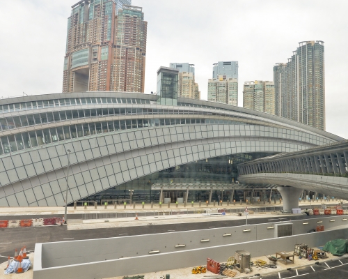 西九龍站綠化空間如常開放。資料圖片