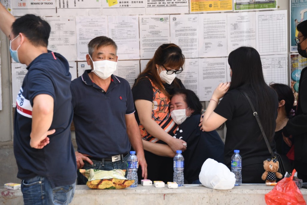 死者親友到場路祭,有女親友情緒激動痛哭。