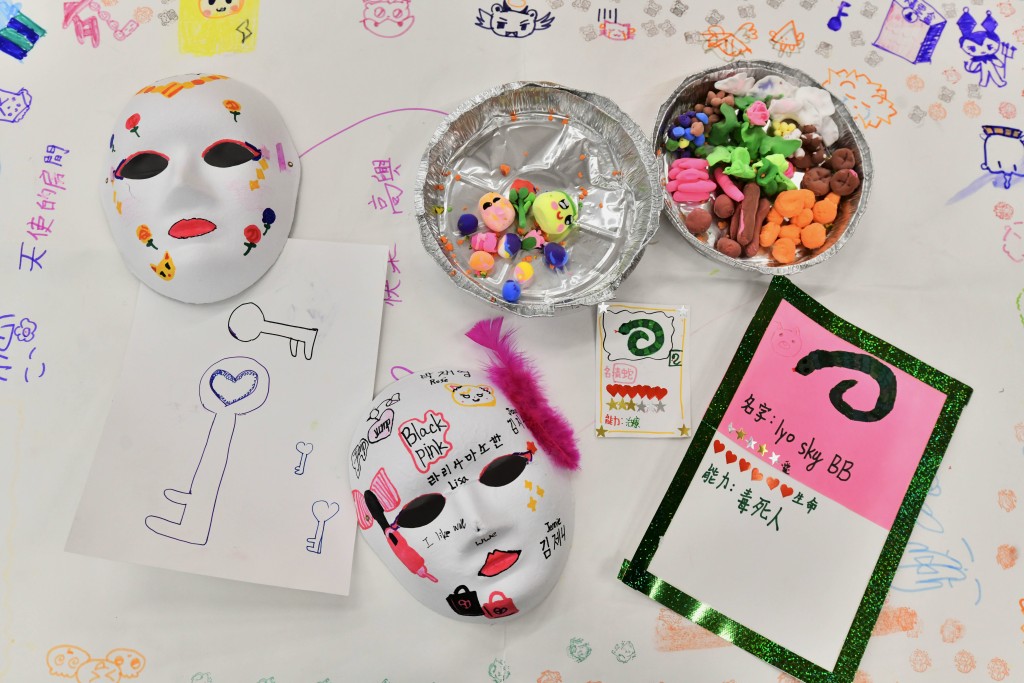 救助兒童會與仁大團隊同時在大埔區內6間小學和一間中學推行校本復原服務,包括藝術治療。 盧江球攝 救助兒童會與仁大團隊同時在大埔區內6間小學和一間中學推行校本復原服務,包括藝術治療。 盧江球攝