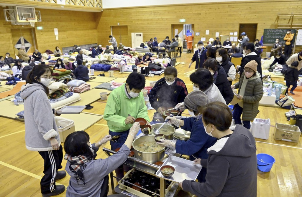 石川縣穴水町一處避難中心的災民獲分發熱食。美聯社