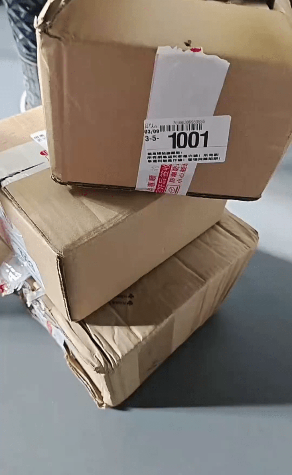 女子收到3个陌生人寄来的快递。