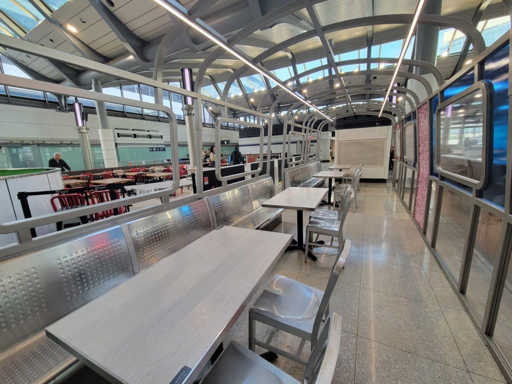 不鏽鋼列車座位變身成餐廳座位。