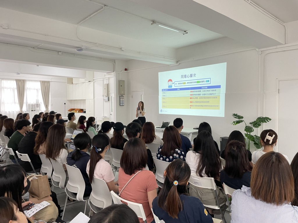 由馬會慈善信託基金捐助的賽馬會青少年情緒健康網上支援平台 ─ 「Open 噏」自 2018 年推 出以來，已服務接近 140,000 名兒童及青少年，培訓了逾 1,600 名社工和逾 1,200 名義工。