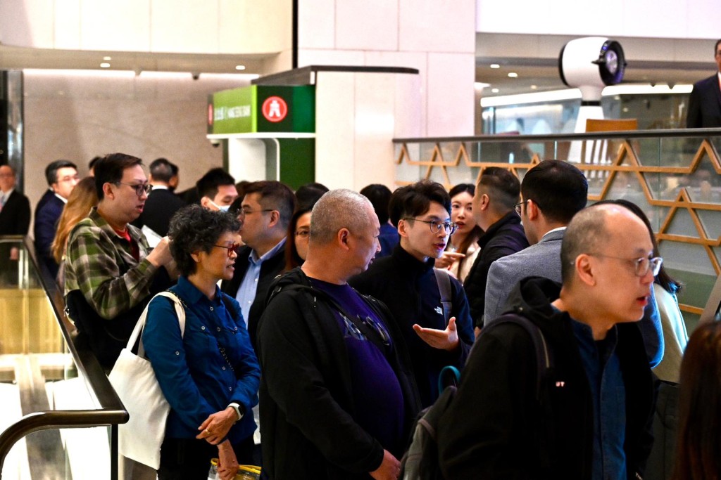 大批準買家及代理到場等候揀樓。 大批準買家及代理到場等候揀樓。