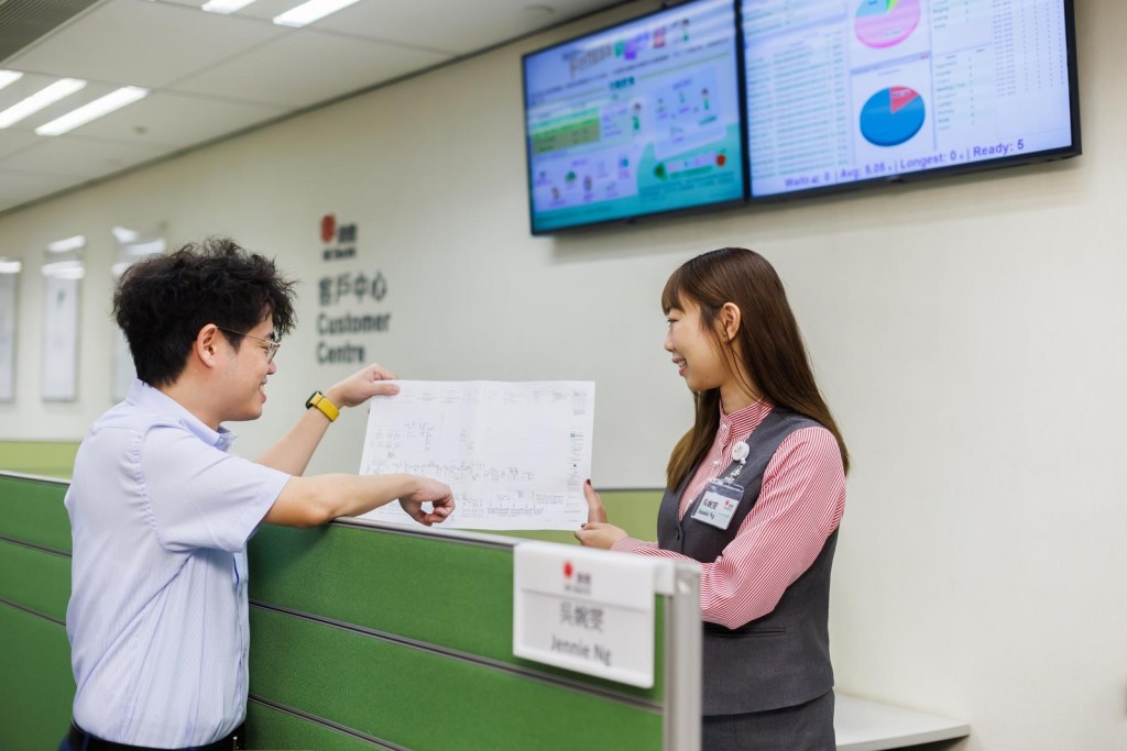  港燈安排客戶服務部同事進行跨崗位交流,訓練他們成為內外兼備、既專業又具同理心的服務人員。 港燈安排客戶服務部同事進行跨崗位交流,訓練他們成為內外兼備、既專業又具同理心的服務人員。