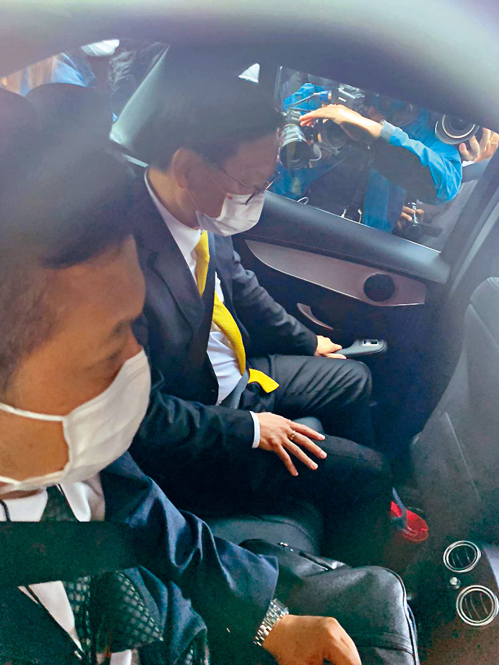辯方律師陳天立（黃領帶）及大律師羅達雄。