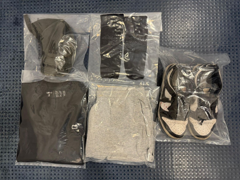 警方檢獲疑犯犯案時身穿的衣物及手提電話。警方圖片
