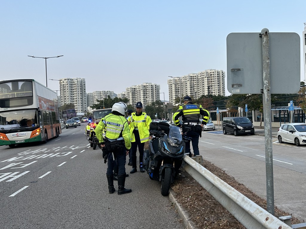 大批警員在場調查。曾志恆攝 大批警員在場調查。曾志恆攝