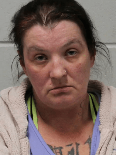 檢方指控,麗貝卡的40歲生母寇特妮(圖)與47歲繼父布萊德利將麗貝卡誘騙至森林,隨後兩人持刀刺傷她,迫使她躺下,並殘忍地將胎兒從她體內剖出。警方圖片 檢方指控,麗貝卡的40歲生母寇特妮(圖)與47歲繼父布萊德利將麗貝卡誘騙至森林,隨後兩人持刀刺傷她,迫使她躺下,並殘忍地將胎兒從她體內剖出。警方圖片