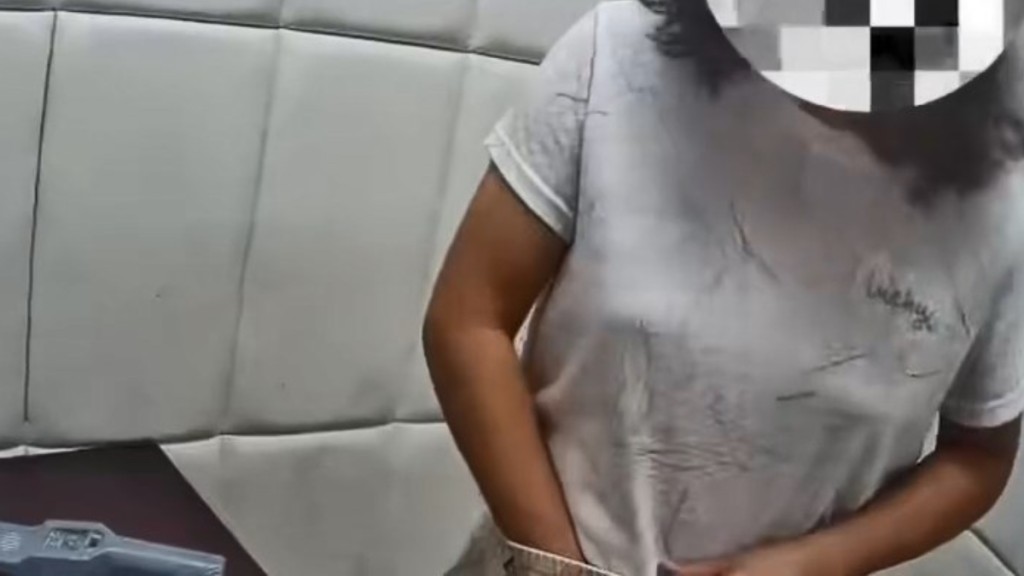 白衣女胯下綁藏1559粒海水珍珠。海關發佈