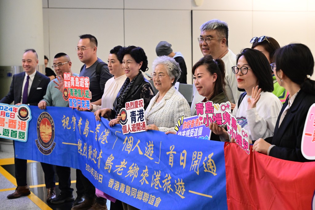 香港青島同鄉聯誼會在機場迎接首批6名青島自由行旅客。陳極彰攝