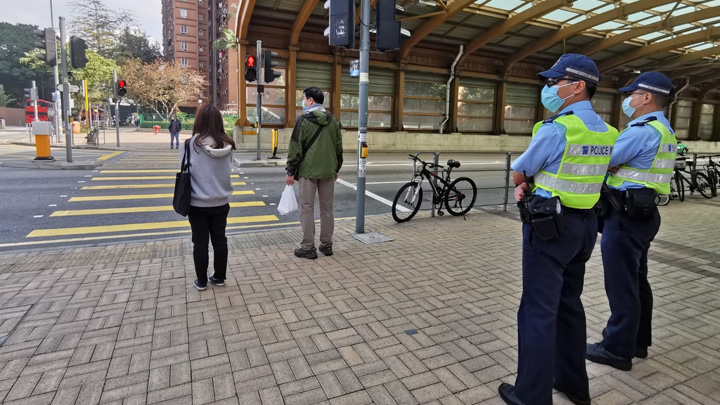 新界北總區交通部昨今兩日打擊行人違例過路。警方圖片