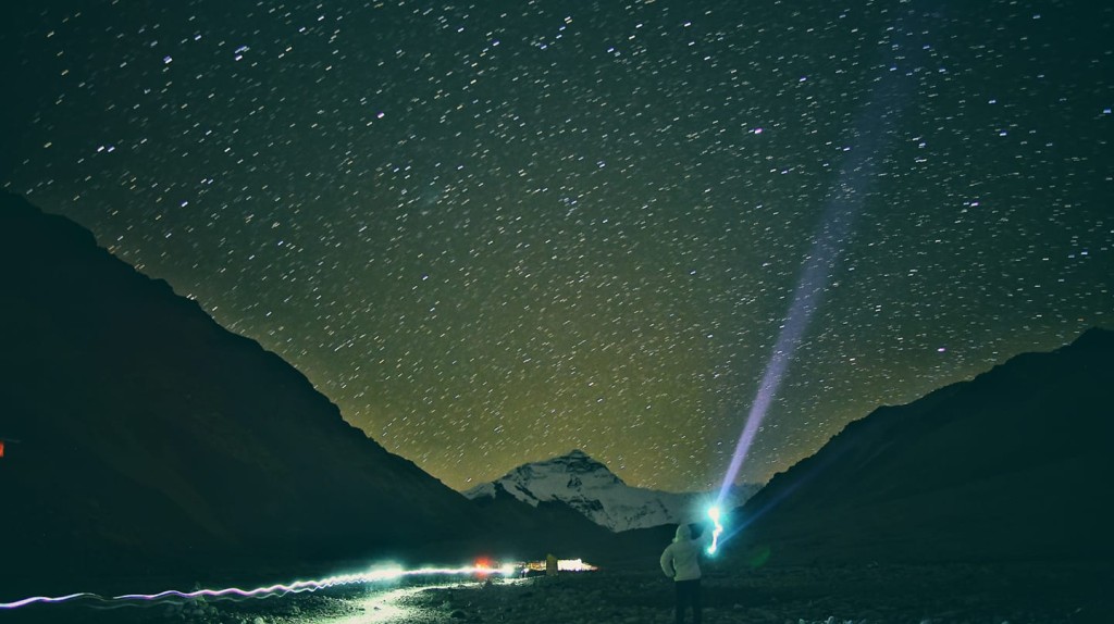 Queenie在西藏珠穆朗玛峰夜观星空，欣赏壮丽银河美景。