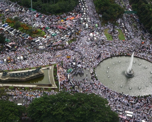 印尼耶加达有超过15万人示威集会。The guardian