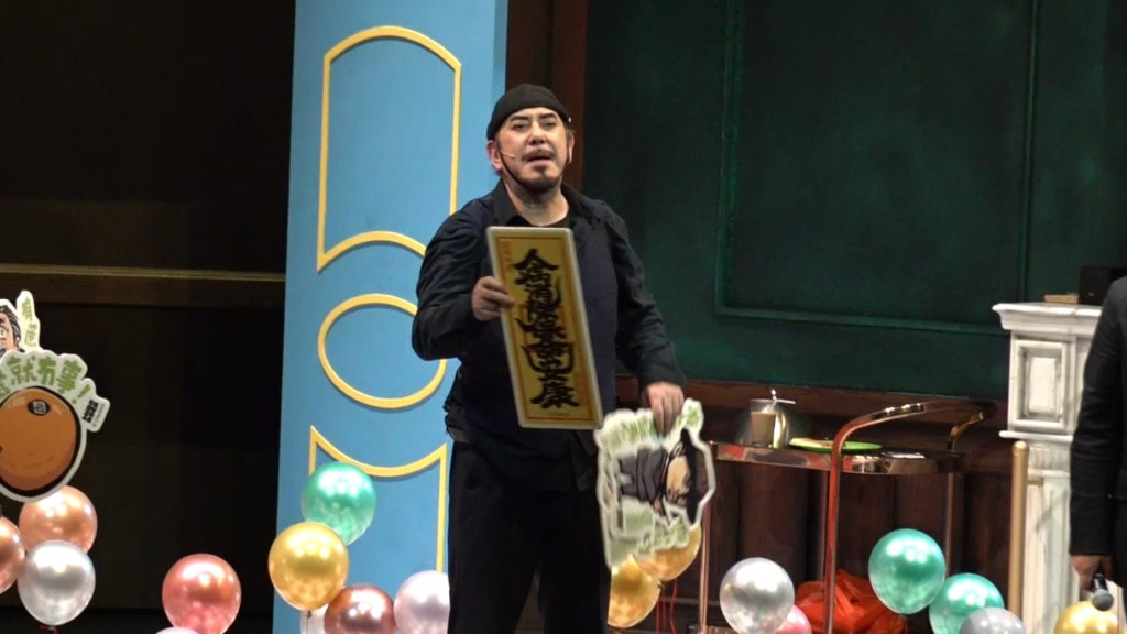 黃秋生和陳淑儀飾演性格南轅北轍的殺手,90分鐘演出要講大量機關槍式對白,動作場面多,輔助工具又多。 黃秋生和陳淑儀飾演性格南轅北轍的殺手,90分鐘演出要講大量機關槍式對白,動作場面多,輔助工具又多。
