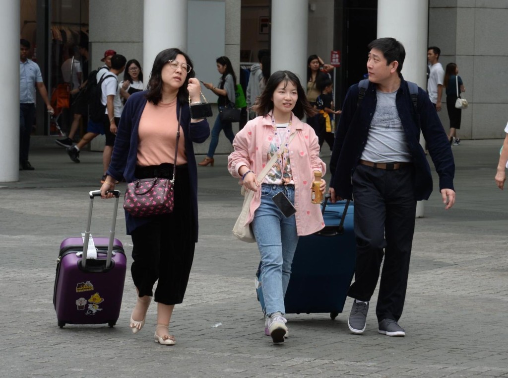 不少內地旅客亦會經港珠澳大橋來港旅遊。