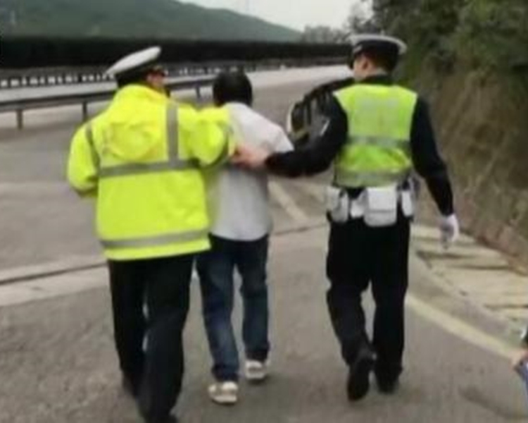 民警接報到場，立即將陳男制服。網圖