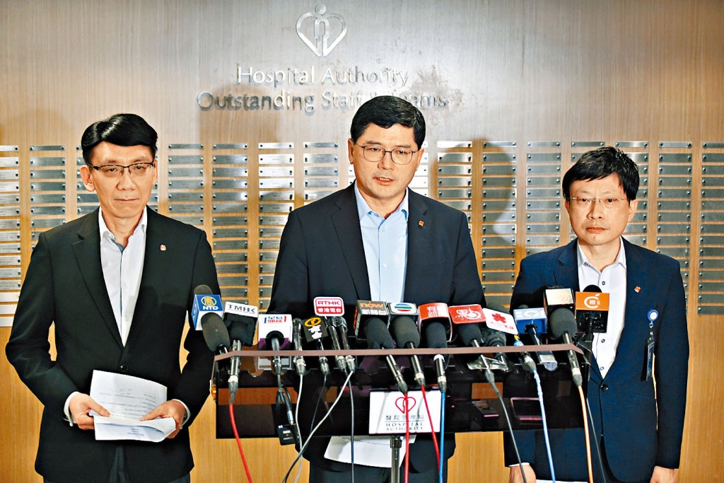 醫院局行政總裁高拔陞（中）講述掉落石屎事件。