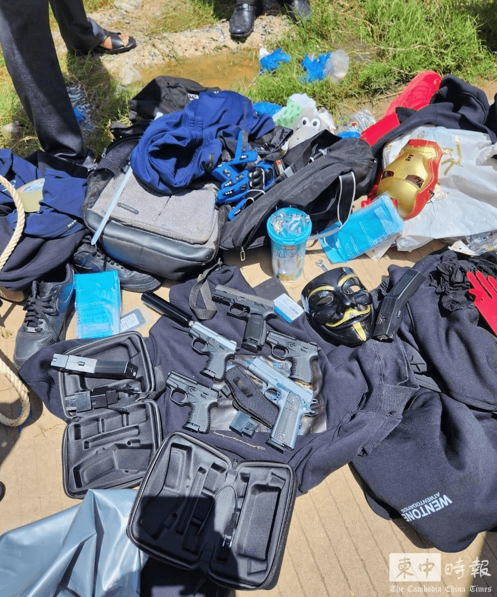 武裝歹徒將作案時駕駛的汽車、槍械、面具和衣服等丟棄在一處郊區。柬中時報圖片
