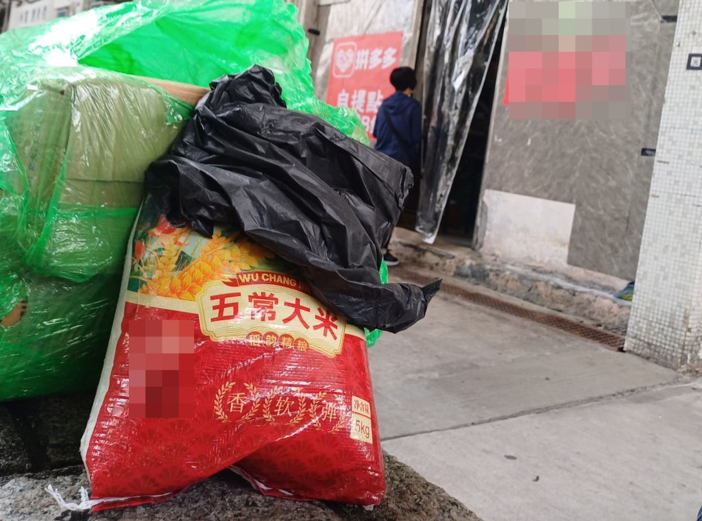 大埔居民李太在自提点领取五常大米。 陶法德摄 大埔居民李太在自提点领取五常大米。 陶法德摄