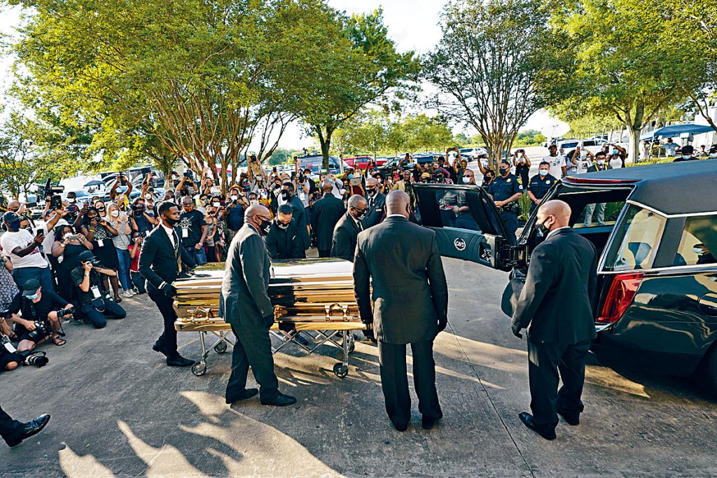 在休斯敦公众悼念活动结束后，弗洛伊德的灵柩周一被移走。　