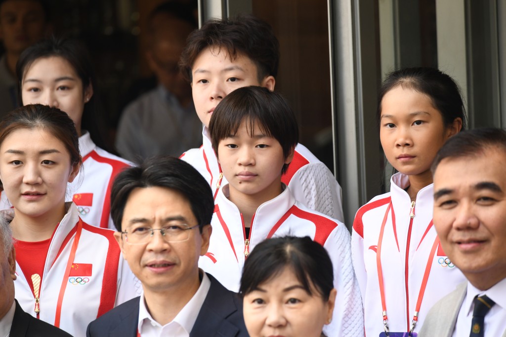 今次到訪聖保羅書院則「輕裝上陣」，未有見到她的招牌「烏龜」。