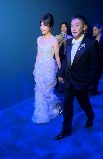 刘嘉玲与梁朝伟夫妻档现身时尚场合。