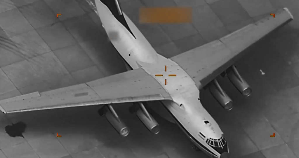 停泊在地面上的伊朗軍機遭美軍炸毀。（X@U.S. Central Command）