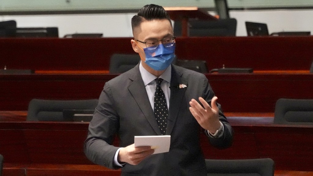 梁熙關注青年人以最低付款額繳交還信用卡賬單。示意圖片