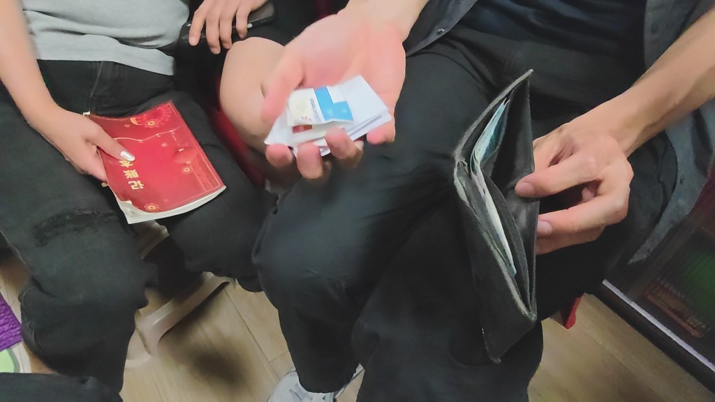 陳男的銀包只有數張20元鈔票。黃文威攝 陳男的銀包只有數張20元鈔票。黃文威攝