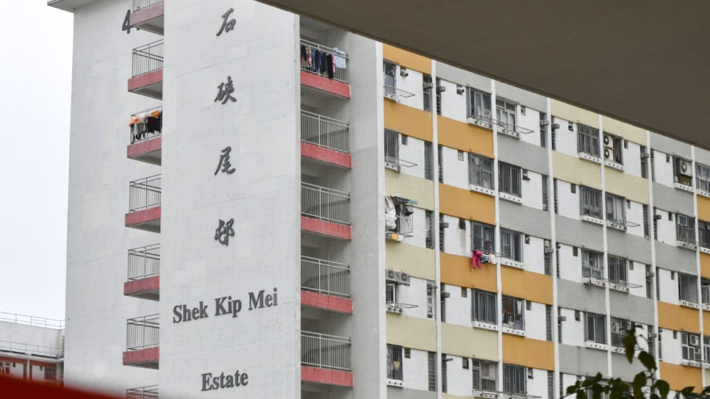 疑放火燒草地 石硤尾邨中年漢被捕。資料圖片