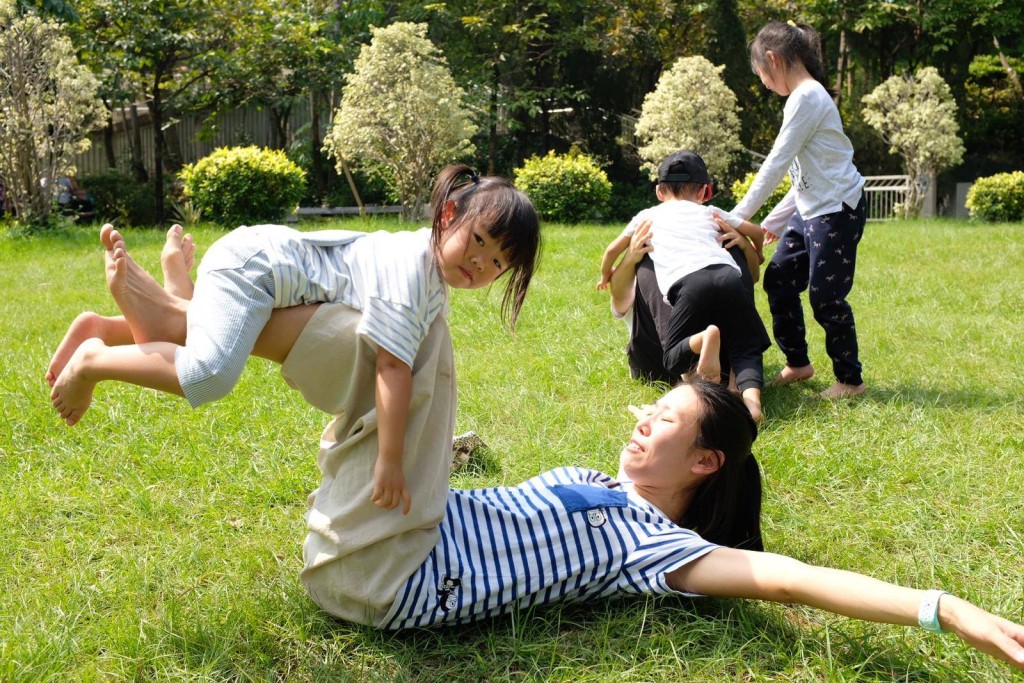 春日戶外親子工作坊讓子女與家長運用創意和肢體動作, 合力創作一支屬於每個人的「春天之舞」。(圖片來源:《親子王》) 春日戶外親子工作坊讓子女與家長運用創意和肢體動作, 合力創作一支屬於每個人的「春天之舞」。(圖片來源:《親子王》)