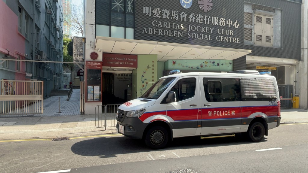 警方調查事件。