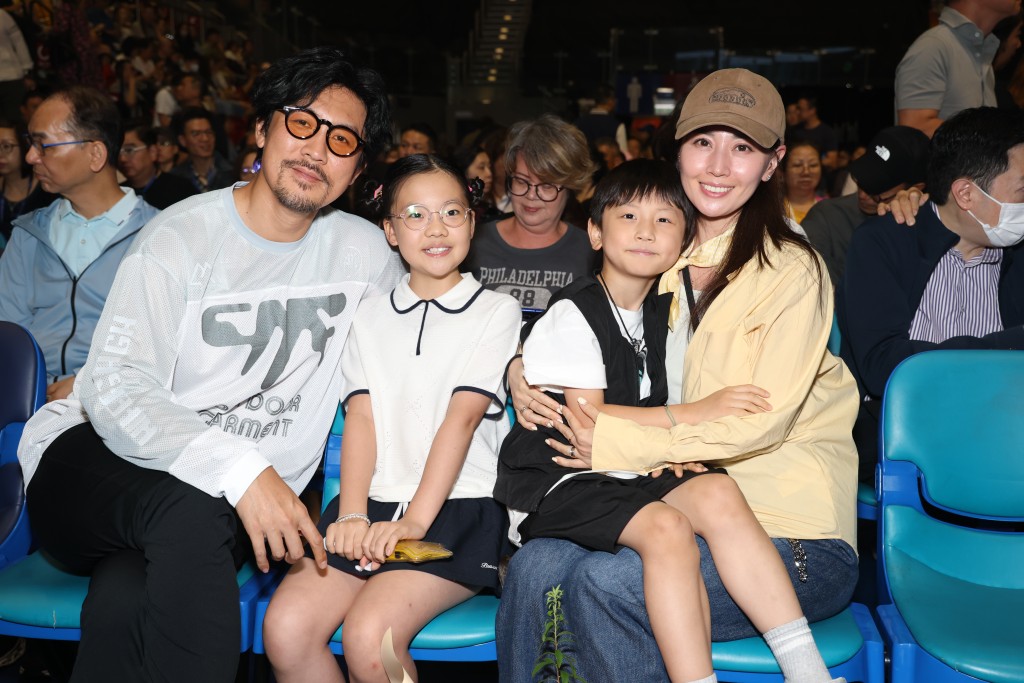 黃洛妍在旺角舉行首場個人演唱會《2025.7 遇妍》，譚俊彥一家到場聽靚歌。