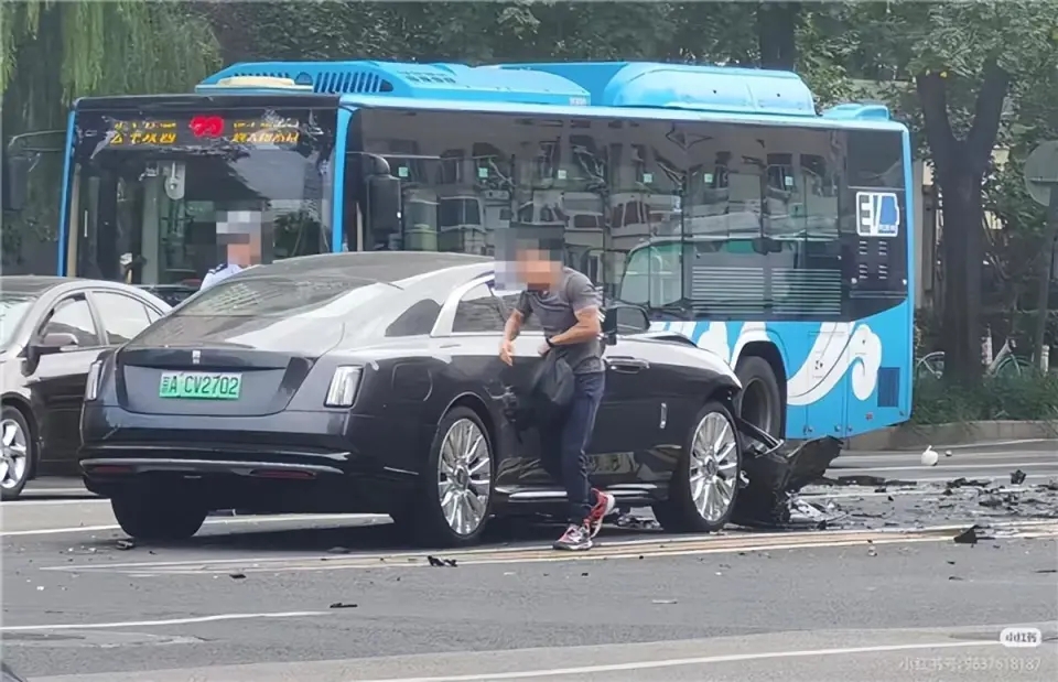 知名車評人陳震發生車禍，現場照片。
