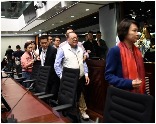 民主派指石禮謙(中)召開的會議不合憲,呼籲取消。資料圖片