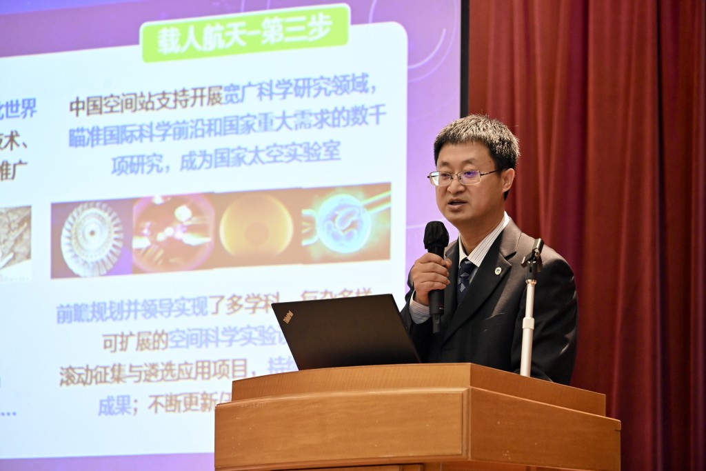 代表團成員鍾紅恩出席在馬頭涌官立小學（紅磡灣）舉行的「中國載人航天工程代表團與中、小學生真情對話」活動。