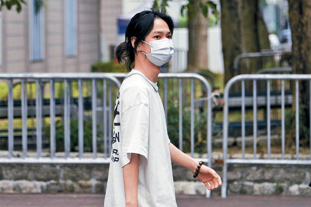 涉案青年判罰款1000元及入獄5個月，署理主任裁判官指涉案「依托咪酯」份量不少，但由於案發時尚未被歸納為毒品，故法庭亦不會以販毒罪的角度考慮刑罰。