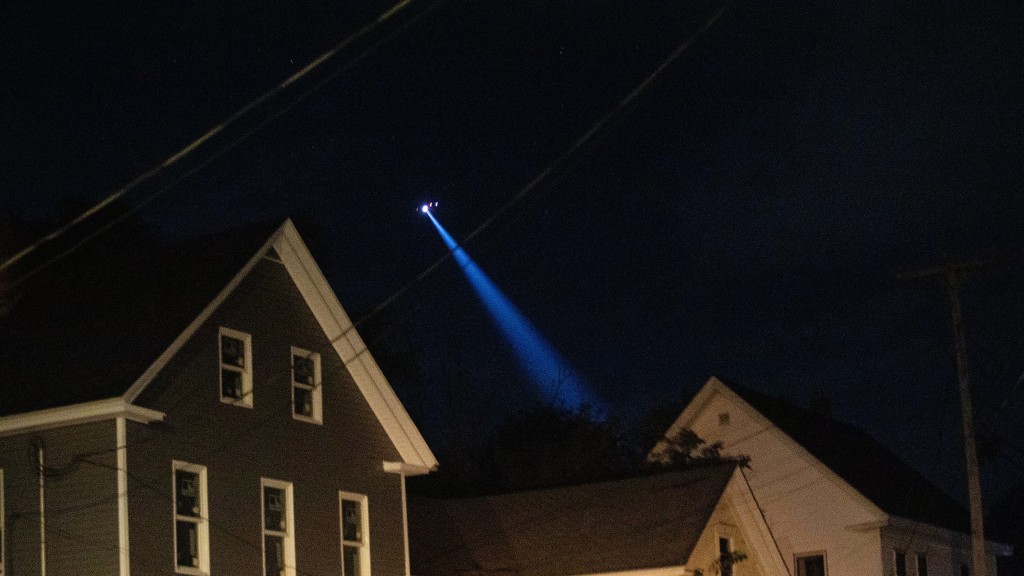 直升機出現在劉易斯頓市上空。 美聯社