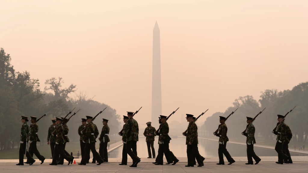 海軍陸戰隊在華盛頓紀念碑前彩排。 美聯
