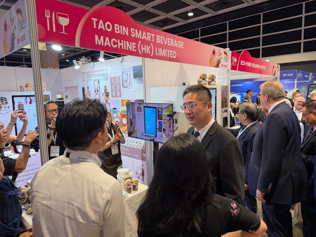 他強調,香港連接內地與國際餐飲市場,憑藉龐大商業網絡及多元分銷渠道,能為內地企業「走出去」及海外品牌打入內地市場提供一站式專業服務。 他強調,香港連接內地與國際餐飲市場,憑藉龐大商業網絡及多元分銷渠道,能為內地企業「走出去」及海外品牌打入內地市場提供一站式專業服務。